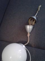 Suspension boule en alu et opaline.