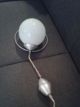 Suspension boule en alu et opaline.