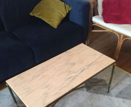 Table basse en marbre et pieds laiton