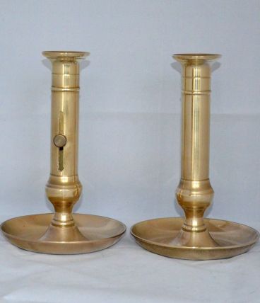 2 bougeoirs à poussoir en laiton