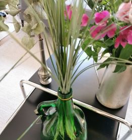 Ancienne bouteille en forme d'olive verte