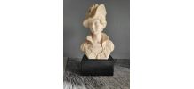 buste de femme élégante au châpeau en albâtre et socle noir 