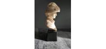 buste de femme élégante au châpeau en albâtre et socle noir 