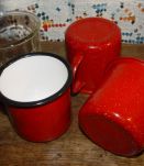3  mugs vintage emaillés rouges
