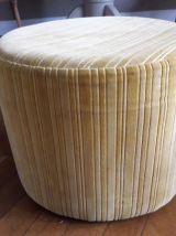 Une paire de poufs vintage en velours