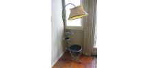 Lampadaire vintage structure fer forgé et tablettes en opali