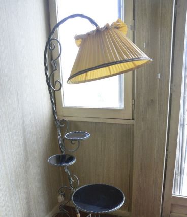 Lampadaire vintage structure fer forgé et tablettes en opali