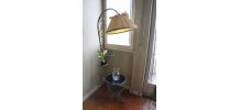 Lampadaire vintage structure fer forgé et tablettes en opali