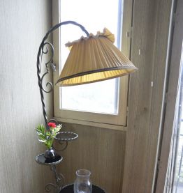Lampadaire vintage structure fer forgé et tablettes en opali
