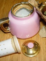 Théière  en porcelaine rose et or FRUGIER