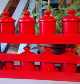 Jolie étagère et ses pots à épices (bois) 
