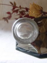 Petit vase ancien en verre moulé