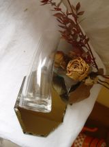 Petit vase ancien en verre moulé