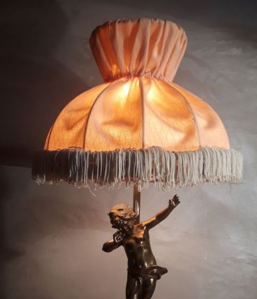 belle lampe en regule signe  petite trace d