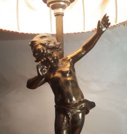 belle lampe en regule signe  petite trace d
