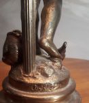 belle lampe en regule signe  petite trace d