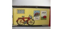 Petit garage ancien en tôle peinte