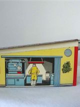 Petit garage ancien en tôle peinte