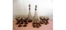 Service 24 verres et 2 carafes marron fumé vintage
