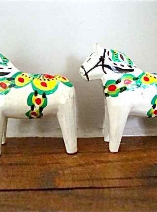 Deux petits chevaux peints