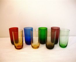 8 verres-gobelets colorés
