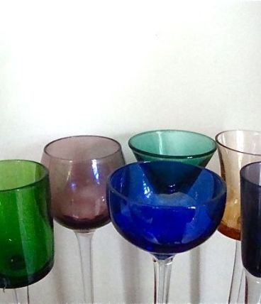 6 calices colorés hauts sur pied