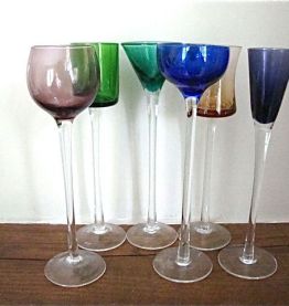 6 calices colorés hauts sur pied