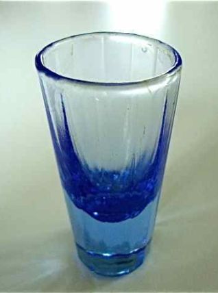 Suite de 8 petits verres bleu myosotis