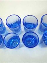 Suite de 8 petits verres bleu myosotis
