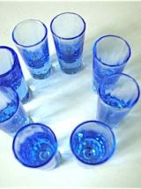 Suite de 8 petits verres bleu myosotis