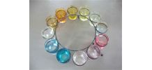 12 verres colorés sur présentoir