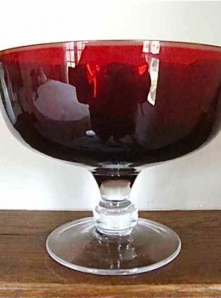 Coupe sur pied couleur rubis