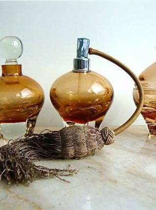 3 flacons de parfumerie en verre très épais datant des sixti