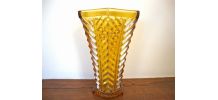 Vase ambre en verre moulé 