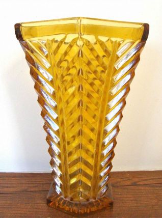 Vase ambre en verre moulé 