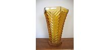 Vase ambre en verre moulé 