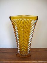 Vase ambre en verre moulé 