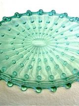 Plateau en verre moulé ancien couleur vert d’eau