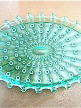 Plateau en verre moulé ancien couleur vert d’eau