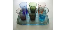 Plateau et six verres colorés