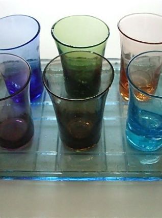 Plateau et six verres colorés