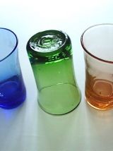 Plateau et six verres colorés