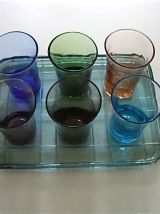 Plateau et six verres colorés