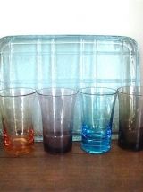 Plateau et six verres colorés