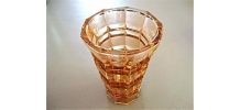 Vase rose en verre taillé 