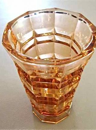 Vase rose en verre taillé 