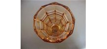 Vase rose en verre taillé 