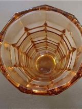 Vase rose en verre taillé 