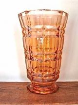 Vase rose en verre taillé 