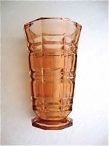 Vase rose en verre taillé 